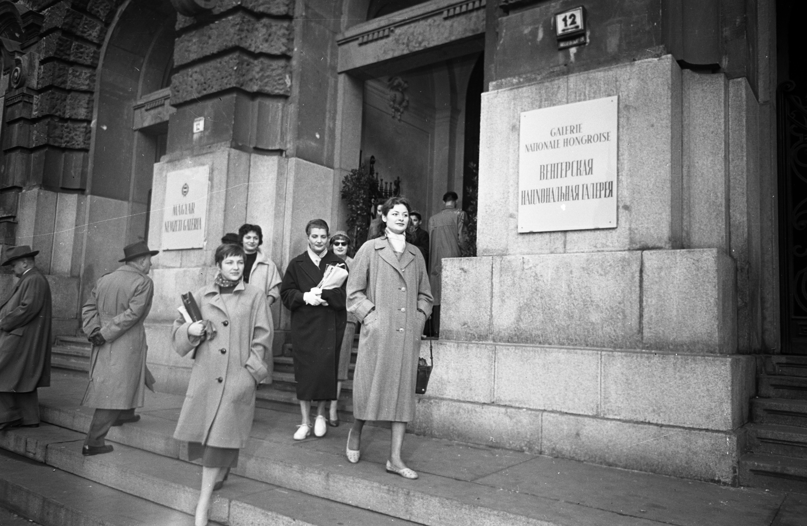 Hungary, Budapest V., Igazságügyi Palota (ekkor Magyar Nemzeti Galéria), Kállai Ilona, Soós Edit, Horváth Júlia és Korompay Vali színművésznők., 1957, Kotnyek Antal, Budapest, celebrity, french sign, house number sign, Cyrillic alphabet, Fortepan #173734