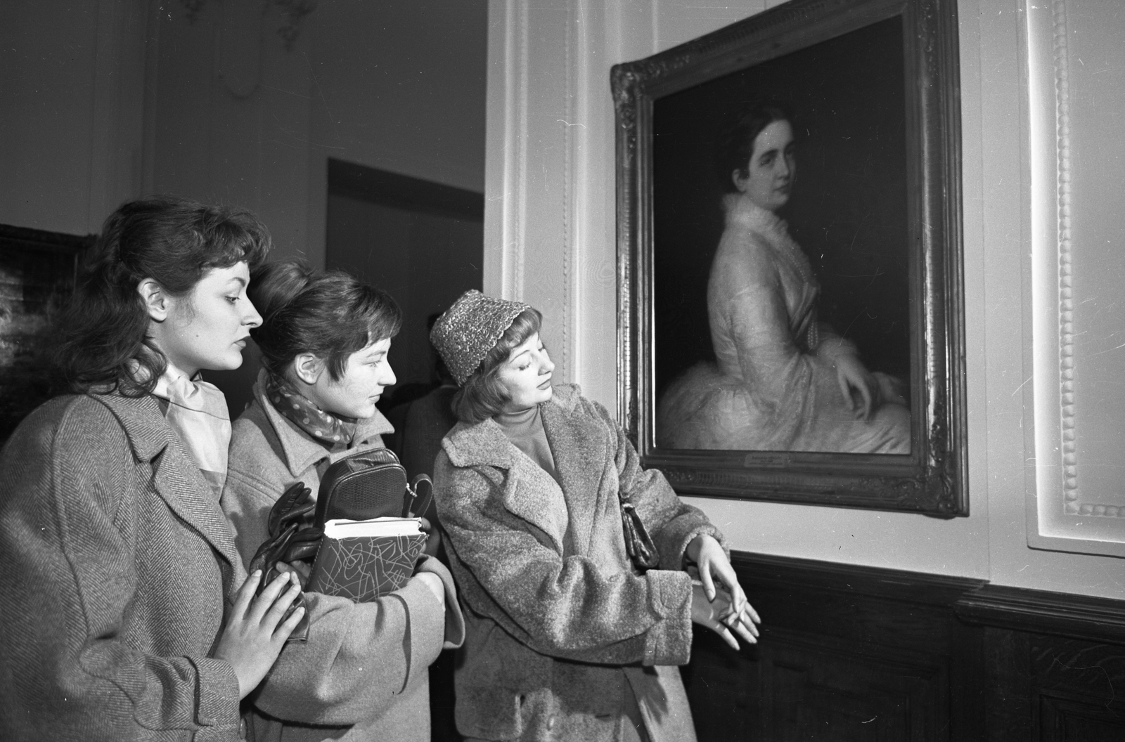 Hungary, Budapest V., Igazságügyi Palota (ekkor Magyar Nemzeti Galéria) Korompay Vali, Kállai Ilona és Váradi Hédi színművésznők Barabás Miklós festménye, Bittó Istvánné arcképe előtt., 1957, Kotnyek Antal, Budapest, celebrity, women, painting, Fortepan #173736