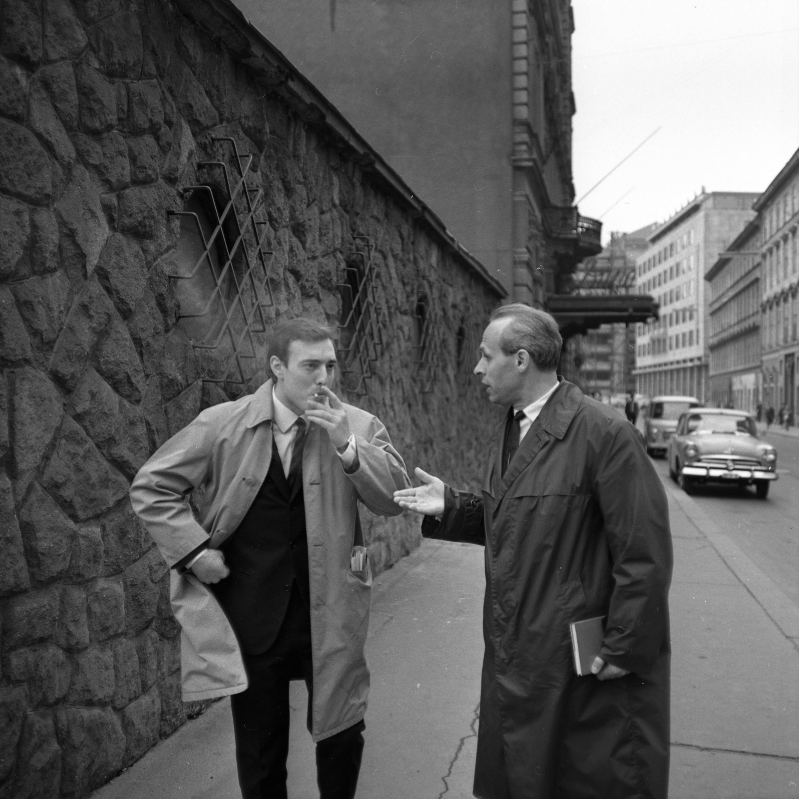 Hungary, Budapest V., Apáczai Csere János utca a Dunakert kerítésétől a Vigadó tér felé nézve. Balra Giacomo Aragall spanyol operaénekes, jobbra Dalos László író, újságíró., 1965, Kotnyek Antal, Budapest, Fortepan #173739