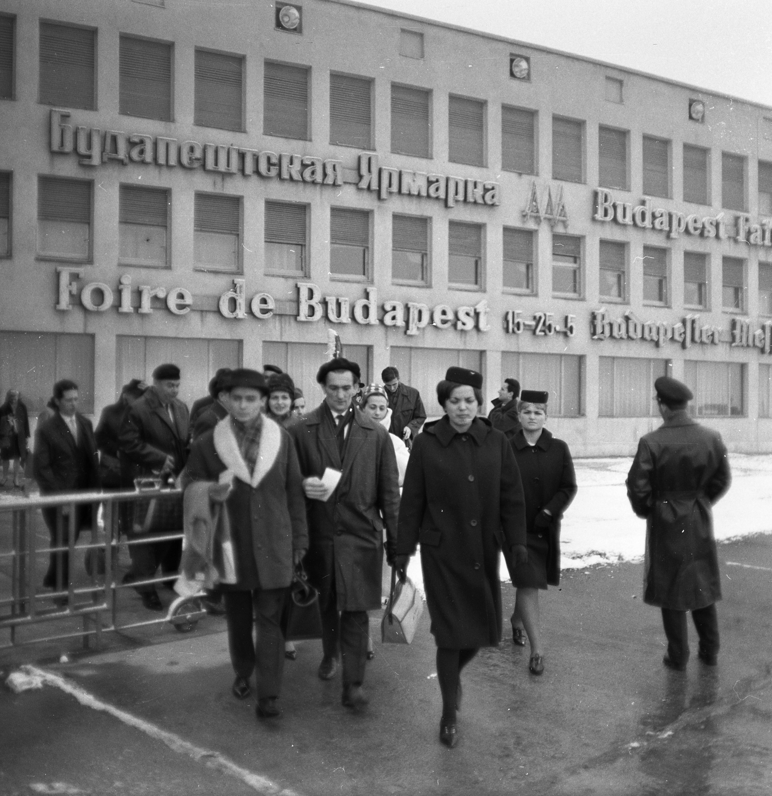 Hungary, Ferihegy (now - Ferenc Liszt) International Airport, Budapest XVIII., a felvétel a Magyar Állami Operaház balett társulatának Kairóba történő utazásakor készült., 1964, Kotnyek Antal, Budapest, Fortepan #173749