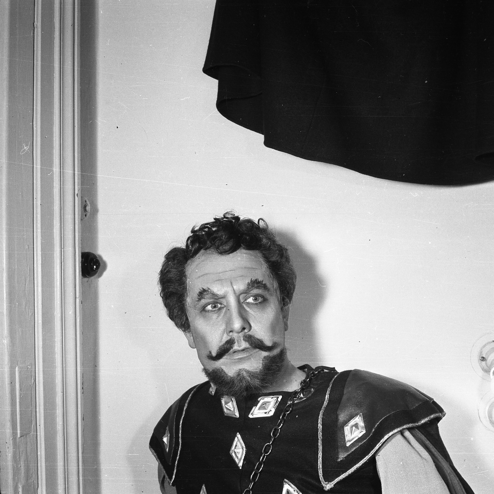 Hungary, Budapest VIII., Blaha Lujza tér, Nemzeti Színház. Shakespeare: Antonius és Cleopatra című tragédia Aenobarbus szerepének jelmezében Kállai Ferenc színművész., 1960, Kotnyek Antal, moustache, costume, beard, Budapest, Fortepan #173755