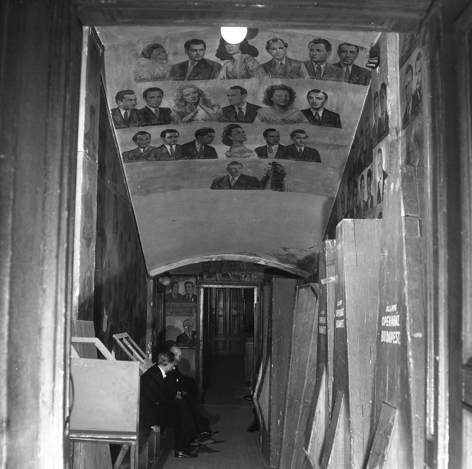 Hungary, Budapest VI., az Operaház Hajós utcai művészbejárójából nyíló folyosó. Subkégel Gyula grafikái, az Operaház házi arcképcsarnoka., 1965, Kotnyek Antal, Budapest, Fortepan #173778
