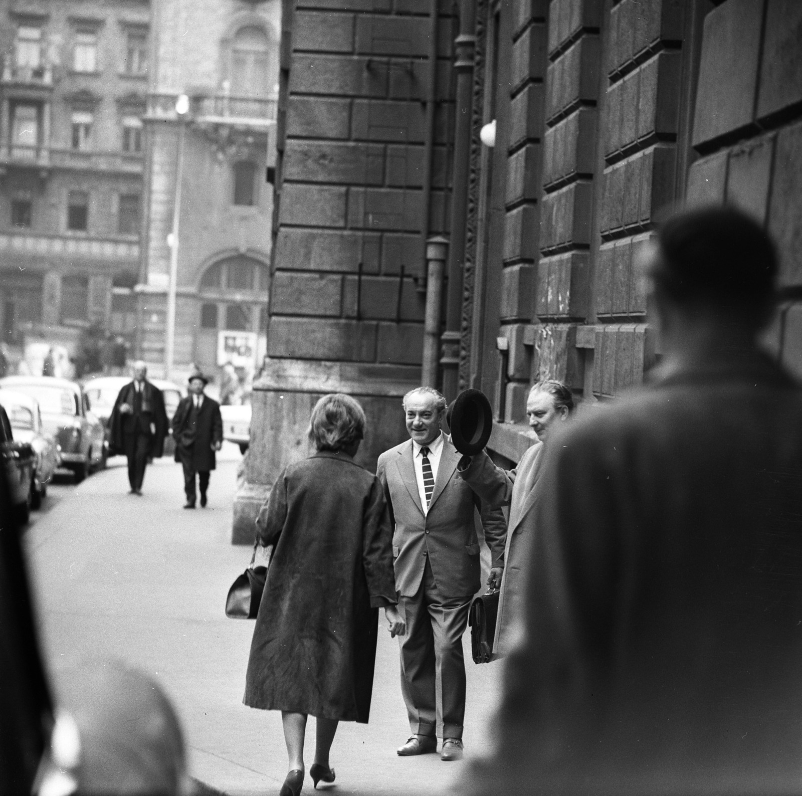 Hungary, Budapest VI., Hajós utca, az Operaház oldalbejáratánál Udvardy Tibor operaénekes és Ferencsik János karmester. Háttérben az Andrássy úton (Népköztársaság útja) a Dreschler palota részlete látszik., 1961, Kotnyek Antal, Budapest, Fortepan #173782