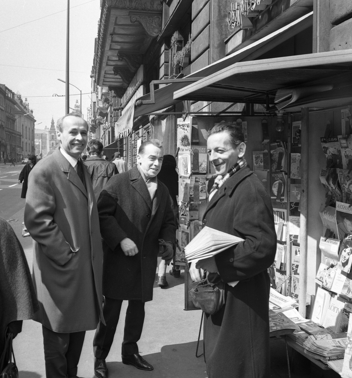 Magyarország, Budapest V., Kossuth Lajos utca a Semmelweis utca felől a Ferenciek tere (Felszabadulás tér) felé nézve. Balra Dalos László író, újságíró, mellette Henryk Czyż lengyel zeneszerző, karmester és zenepedagógus., 1965, Kotnyek Antal, Budapest, Fortepan #173783