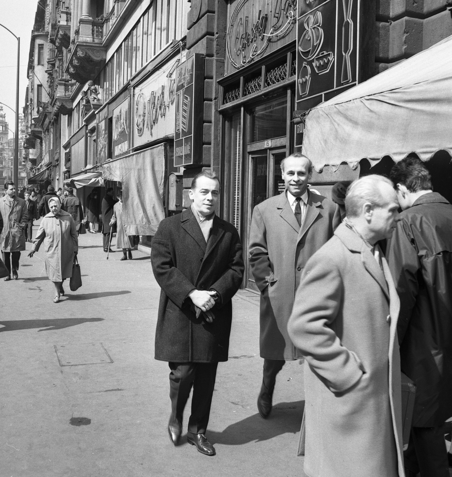 Hungary, Budapest V., Kossuth Lajos utca a Semmelweis utca felől a Ferenciek tere (Felszabadulás tér) felé nézve. Balra sötét kabátban Henryk Czyż lengyel zeneszerző, karmester és zenepedagógus, mellette Dalos László író, újságíró., 1965, Kotnyek Antal, Budapest, Fortepan #173784