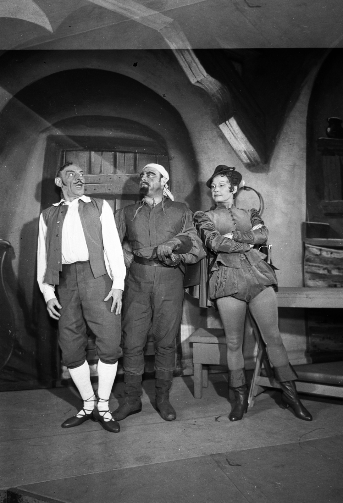 Hungary, Budapest VI., Fővárosi Operettszínház, Romhányi József és Semsei Jenő Kard és szerelem című művének szereplői, Latabár Kálmán, Romhányi Rudolf és Csikós Rózsi színművészek., 1957, Kotnyek Antal, Budapest, celebrity, costume, art of theater, Fortepan #173785