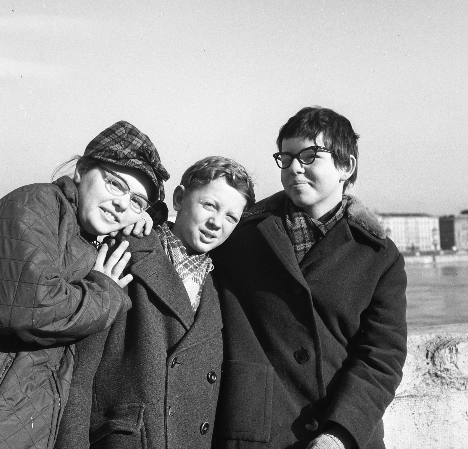 Hungary, Budapest I.,Budapest V., Batthyány tér, a túlparton a Balassi Bálint utca házai., 1961, Kotnyek Antal, Budapest, glasses, teenager, three people, Fortepan #173801