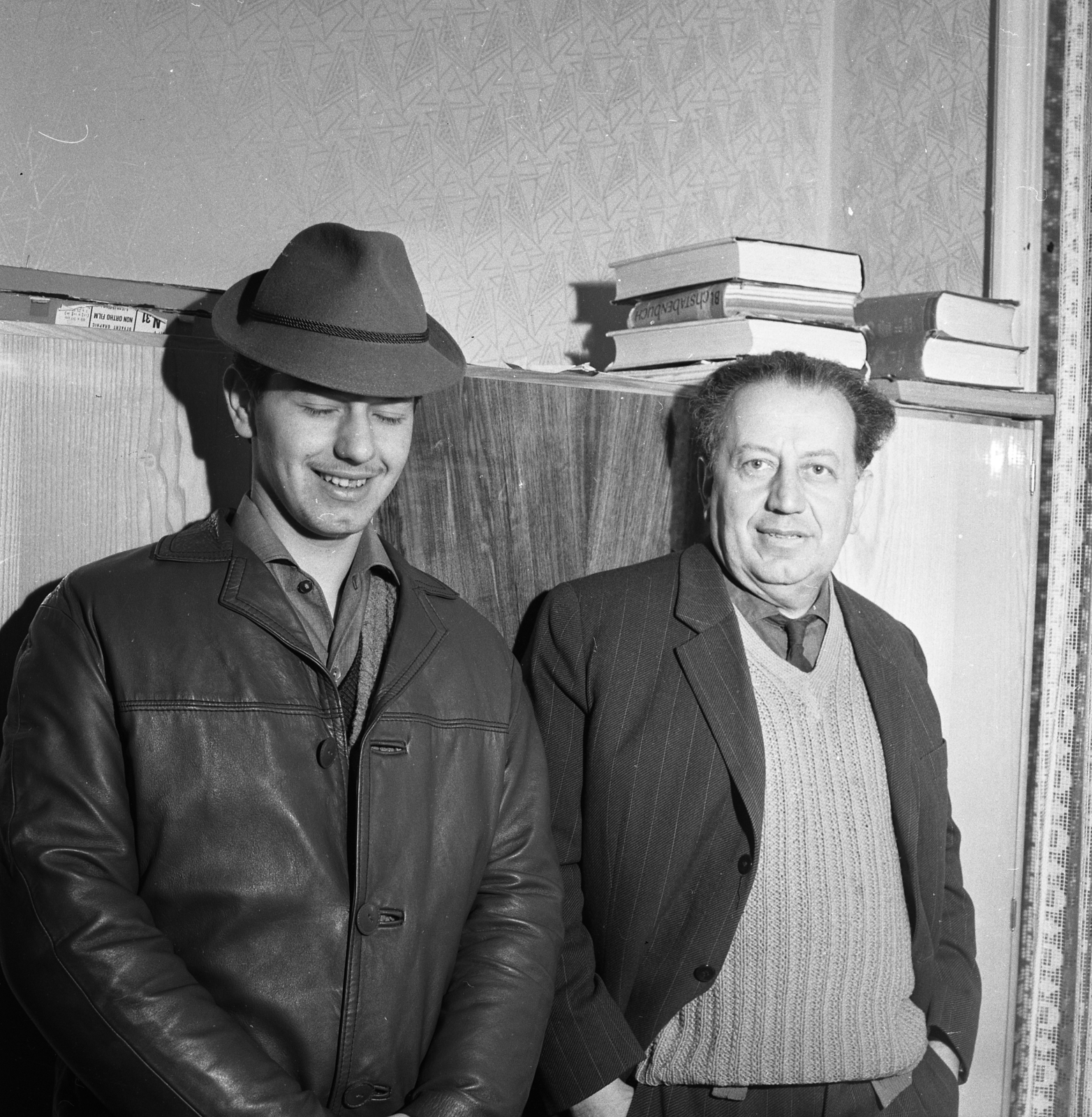 1958, Kotnyek Antal, zsebredugott kéz, férfiak, zárt szemek, képarány: négyzetes, bőrkabát, mellény, Fortepan #173811