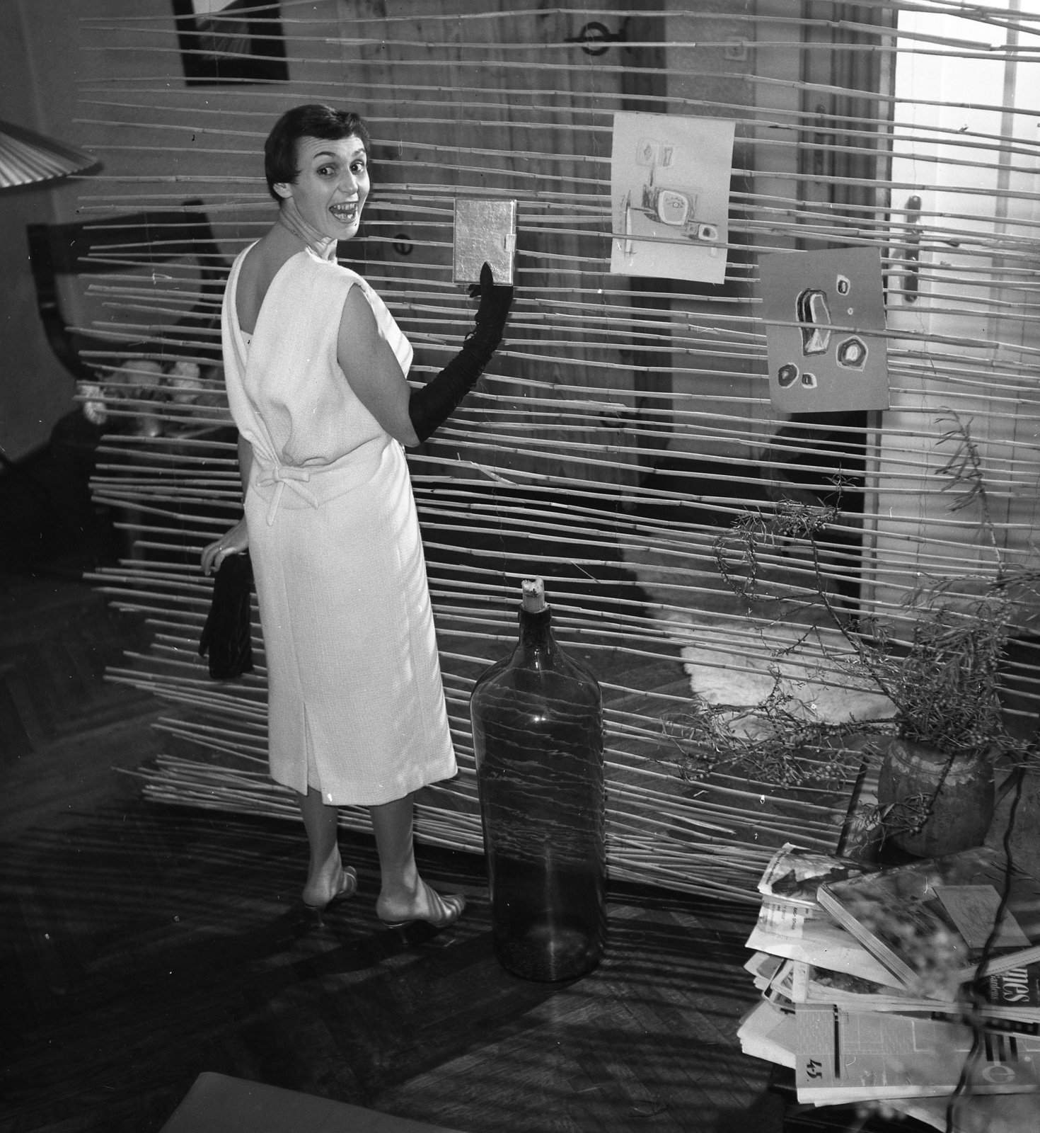 Magyarország, Budapest XI., Fehérvári út 28., Psota Irén színművésznő az otthonában., 1958, Kotnyek Antal, Budapest, enteriőr, póz, háttal, képarány: négyzetes, grimasz, visszanézés, Fortepan #173833