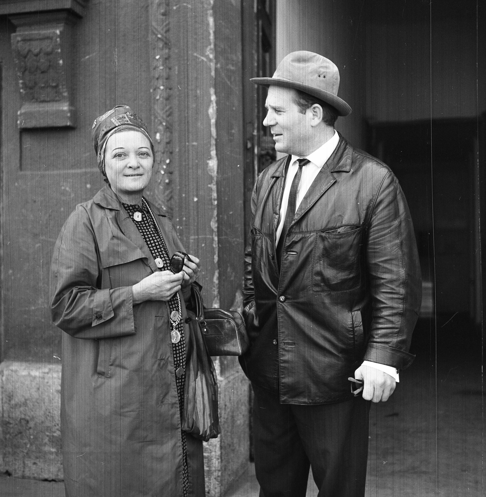 Magyarország, Budapest VII., Hársfa utca 36., a Madách Színház művészbejárója. Kiss Manyi és Pécsi Sándor színművészek., 1965, Kotnyek Antal, híres ember, Budapest, Fortepan #173838