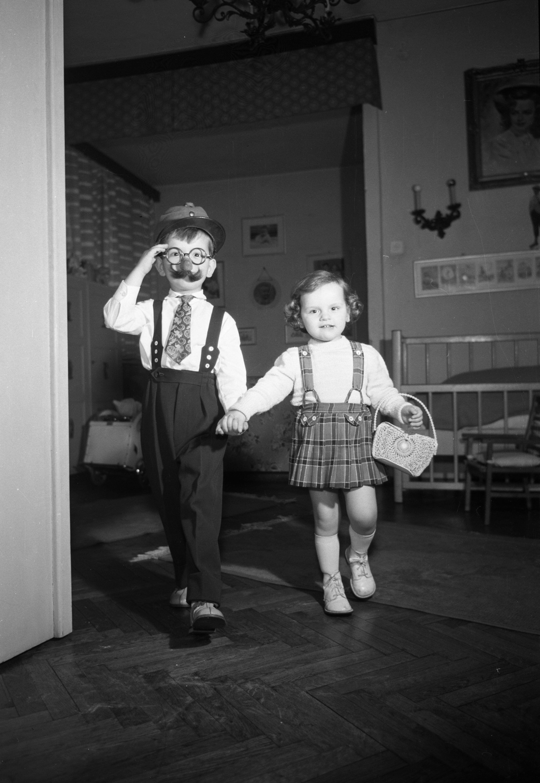 Magyarország, Budapest II., Kút utca 5., Rátonyi Róbert színművész otthona. Ifj. Rátonyi Róbert és Rátonyi Hajnalka, a művész gyerekei., 1958, Kotnyek Antal, Budapest, álbajusz, testvérek, Fortepan #173854