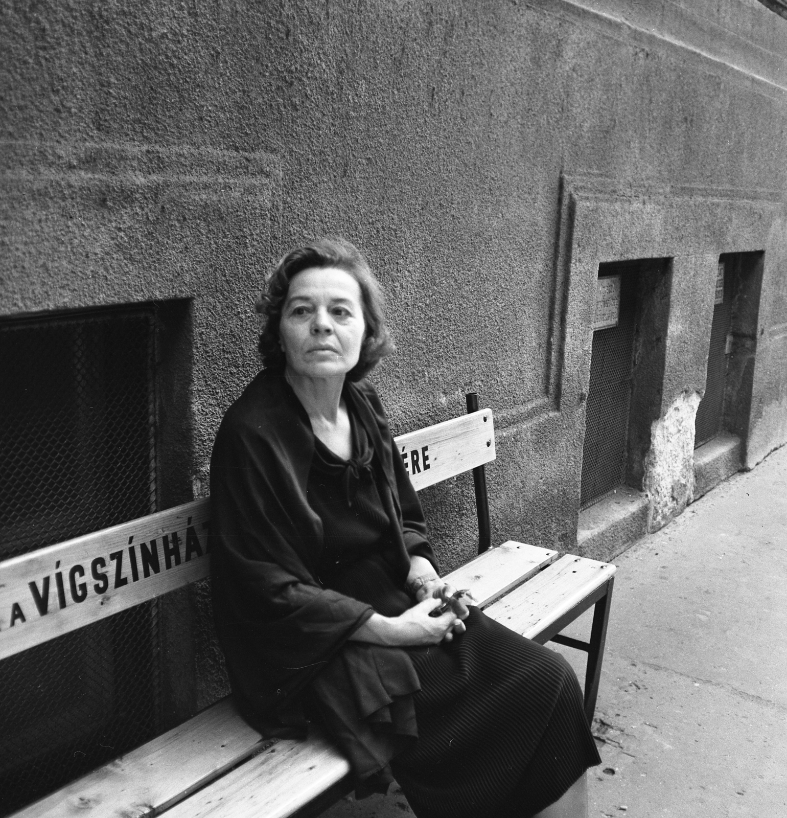 Hungary, Budapest XIII., Pannónia utca, pad a Vígszínház művészbejárójájánál. Sulyok Mária színművésznő., 1964, Kotnyek Antal, Budapest, Fortepan #173861
