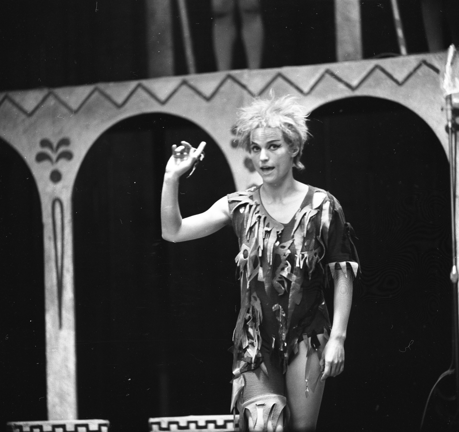Magyarország, Budapest XII., Városmajori Szabadtéri Színpad, Shakespeare: Szentivánéji álom című műve a Veszprémi Petőfi Színház tagjainak előadásában. Puck szerepében Majczen Mária színművésznő., 1965, Kotnyek Antal, Budapest, Fortepan #173863