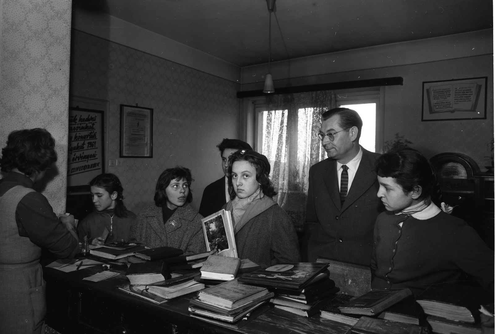 Hungary, Budapest XX., Nagy Győry István út 4-6., Vasas Kultúrház (később Csili Művelődési Központ). Szita Flórián Kossuth-díjas igazgató a legifjabb olvasók között a könyvtárban., 1961, Kotnyek Antal, Budapest, Fortepan #173864