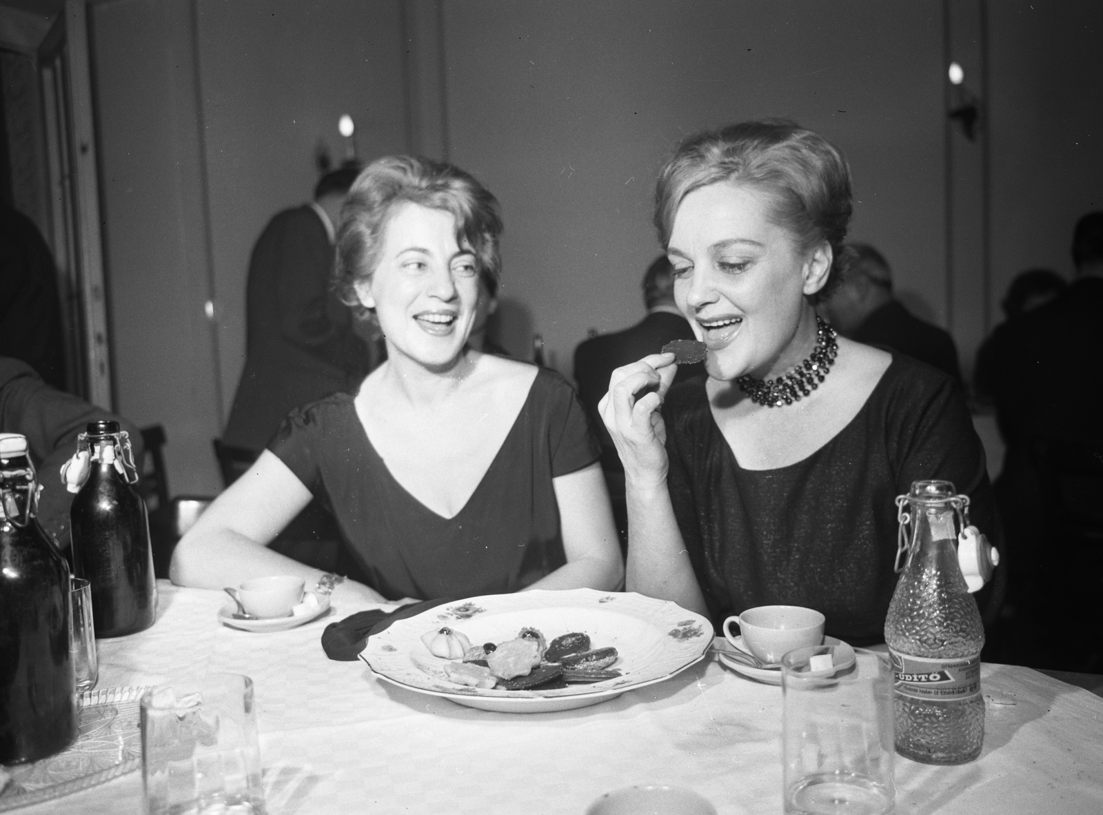 Hungary, Budapest V., Belgrád rakpart 24., a Hazafias Népfront klubja, baráti találkozó a fővárosi színházak művészeinek tiszteletére. Balra Dö­mölky Lidia, a női tőrvívás világbajnoka, jobbra Tolnay Klári színművésznő., 1961, Kotnyek Antal, Budapest, Fortepan #173868