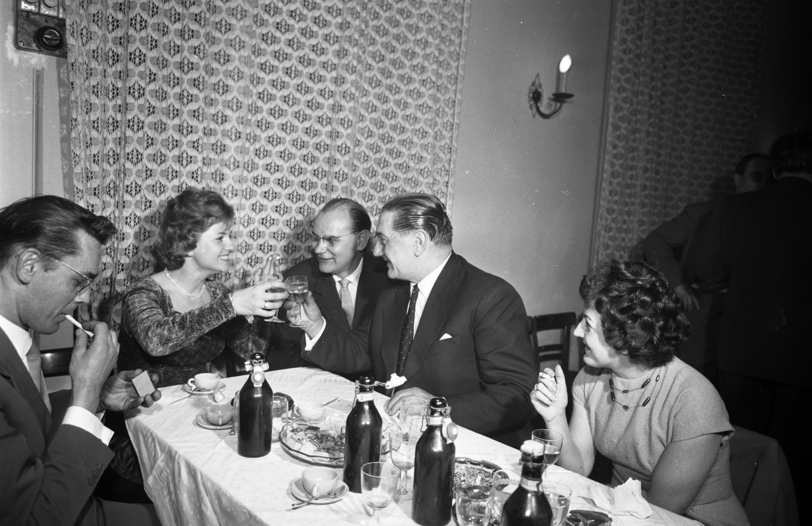 Hungary, Budapest V., Belgrád rakpart 24., a Hazafias Népfront klubja, baráti találkozó a fővárosi színházak művészeinek tiszteletére. Balra Tomanek Nándor színművész, jobbra Greguss Zoltán színművész, mellette Grasselly Gyula akadémikus, 1961, Kotnyek Antal, Budapest, Fortepan #173879