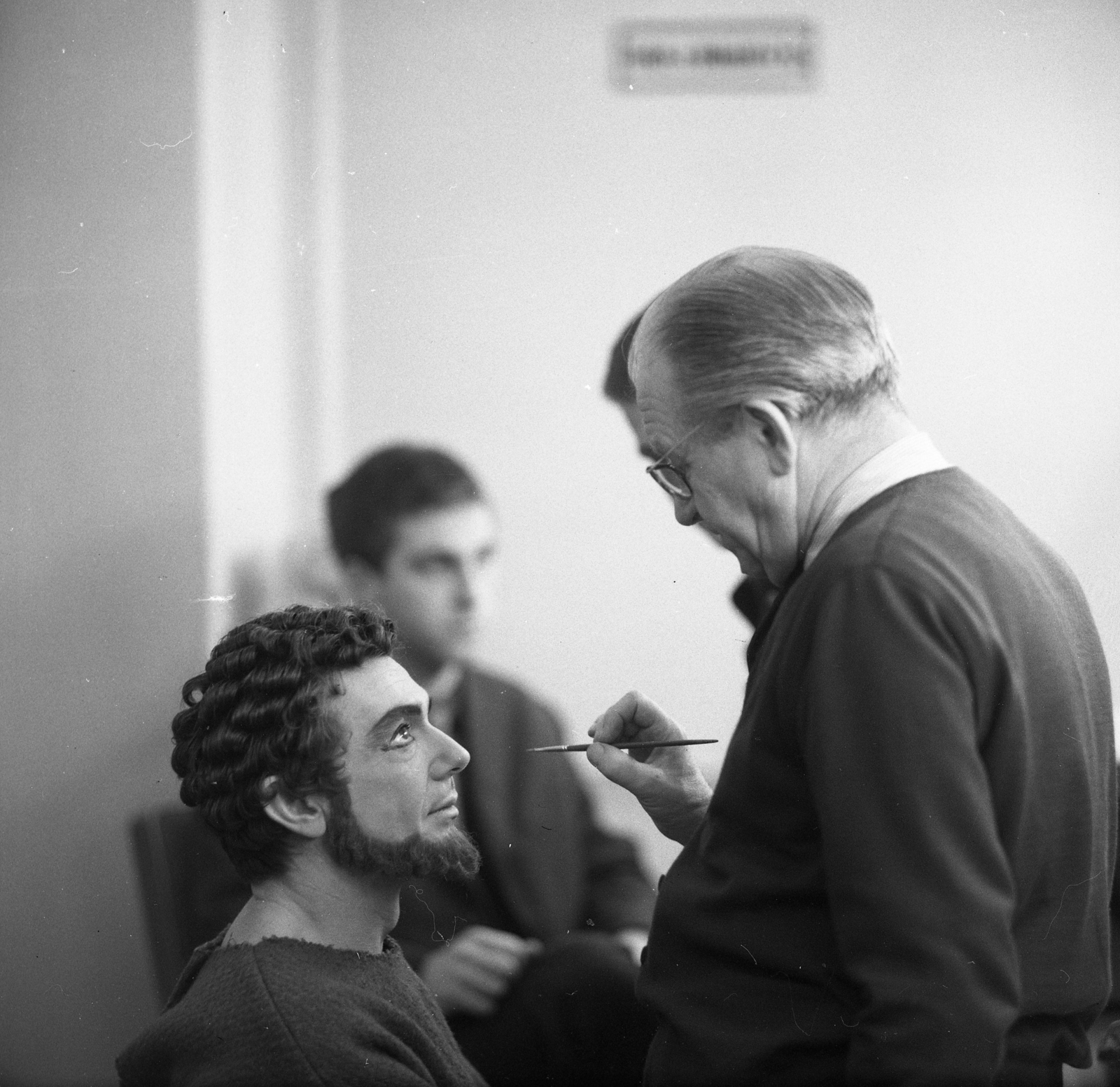 Magyarország, Budapest V., MTV stúdió, Szophoklész: Antigoné című drámájából készült tévéjáték (rendező Vámos László) felvétele idején. Gábor Miklós (Kreón) színművész és Ivanicza György maszkmester., 1965, Kotnyek Antal, jelmez, szakáll, smink, Budapest, sminkmester, Fortepan #173915