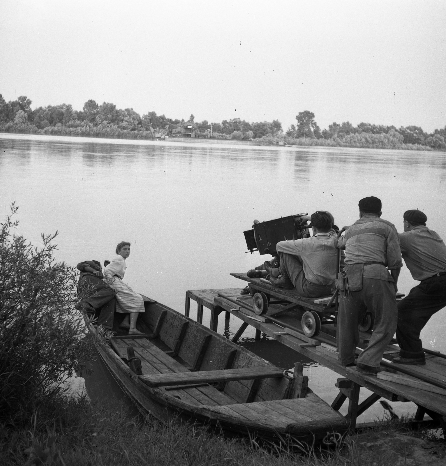 Hungary, Leányfalu, Moór Marianna és Bárdy György színművészek A tettes ismeretlen című film forgatásán., 1957, Kotnyek Antal, photo aspect ratio: square, camera dolly, filming, Fortepan #173917
