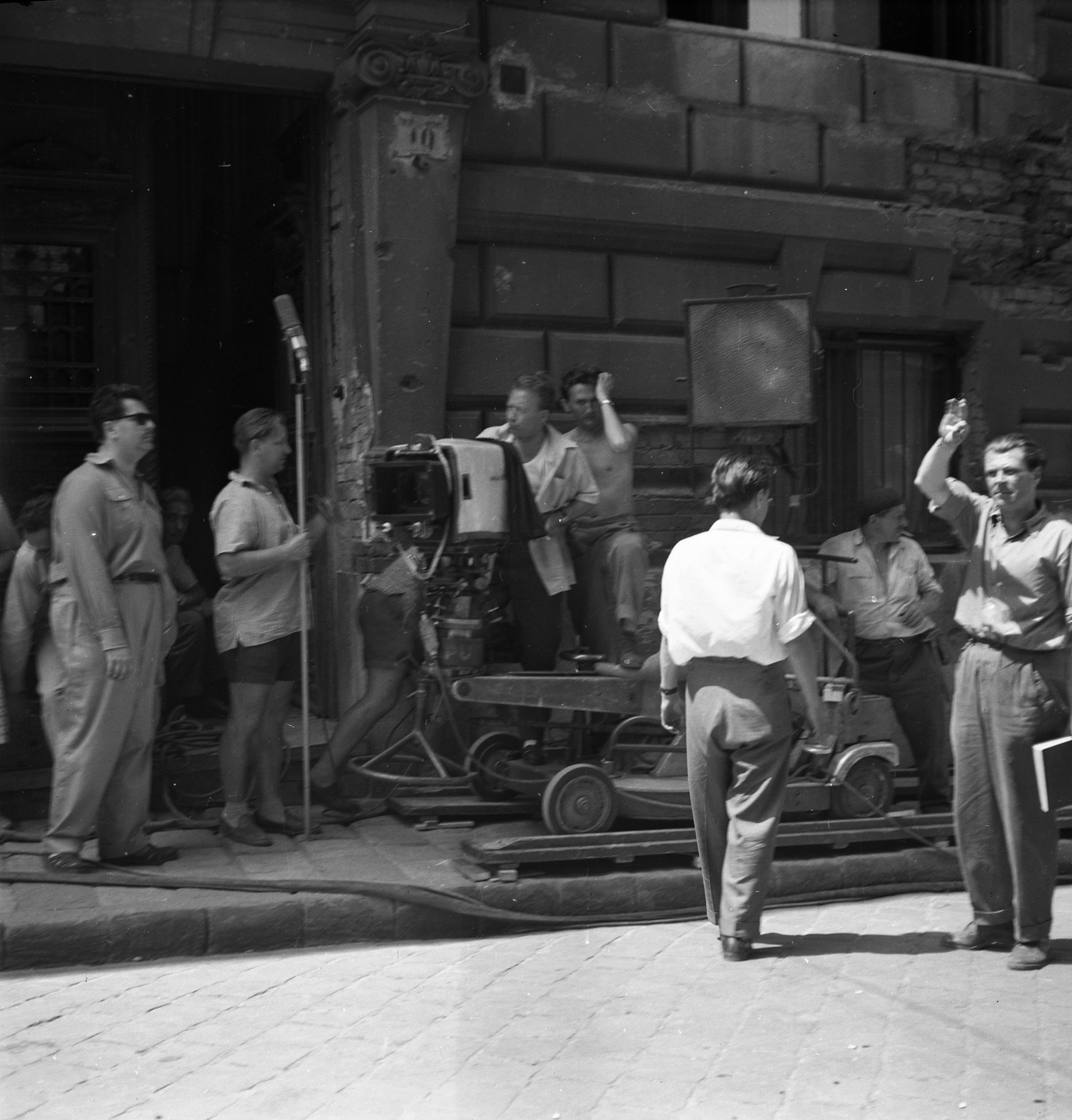 Hungary, Budapest I., Szalag utca 8-10., A tettes ismeretlen című film forgatása. Balra napszemüveggel Ranódy László rendező, a kameránál Illés György operatőr., 1957, Kotnyek Antal, Budapest, camera track, photo aspect ratio: square, microphone stand, camera dolly, celebrity, Fortepan #173920