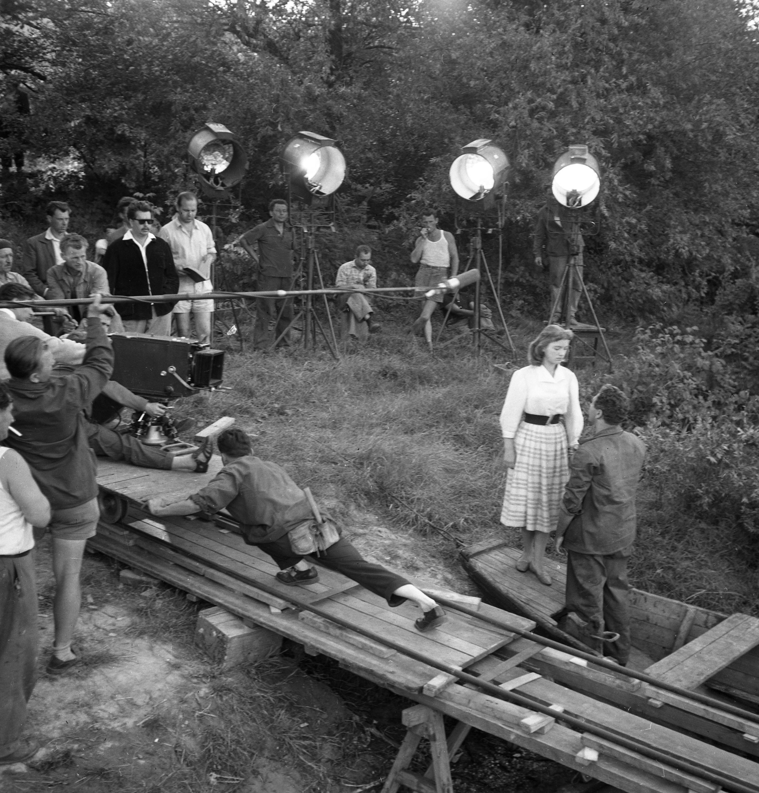Hungary, Leányfalu, Moór Marianna és Bárdy György színművészek A tettes ismeretlen című film forgatásán. Napszemüveggel Ranódy László rendező., 1957, Kotnyek Antal, photo aspect ratio: square, celebrity, camera dolly, camera track, Fortepan #173924