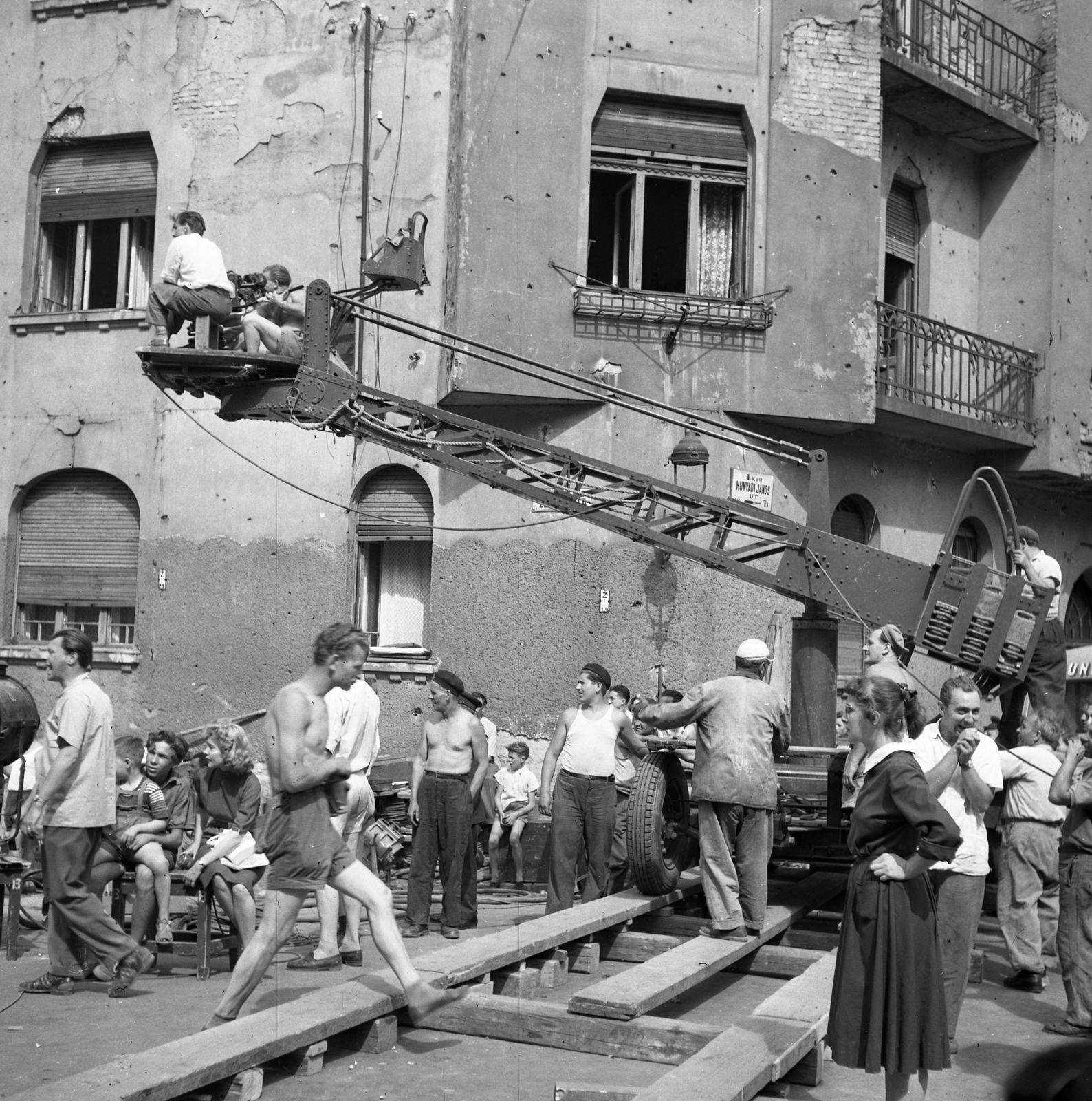 Hungary, Budapest I., Hunyadi János út - Szalag utca sarok. A felvétel A tettes ismeretlen című Ranódy László rendezte film forgatásán készült., 1957, Kotnyek Antal, Budapest, photo aspect ratio: square, filming, Fortepan #173926