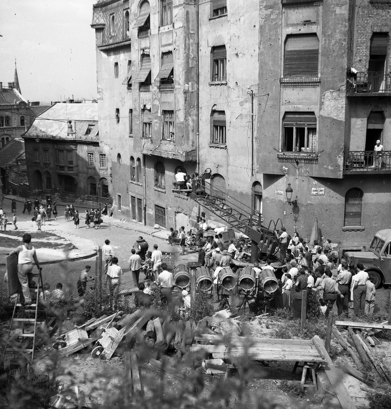 Hungary, Budapest I., Hunyadi János út - Szalag utca sarok. A felvétel A tettes ismeretlen című Ranódy László rendezte film forgatásán készült., 1957, Kotnyek Antal, Budapest, street view, photo aspect ratio: square, gaping, filming, tenement house, Fortepan #173929