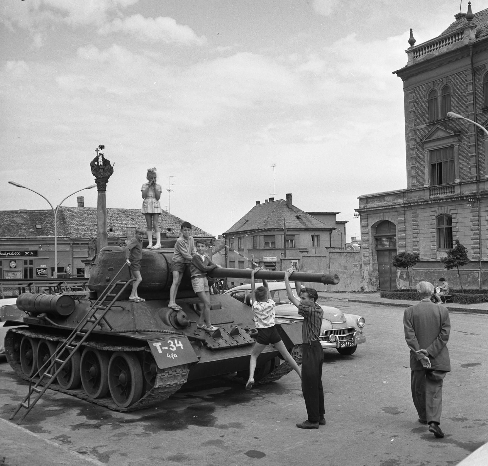 Magyarország,Balaton, Keszthely, Fő tér, a tank mögött a Szentháromság-szobor, jobbra a Vajda János Gimnázium épülete., 1965, Kotnyek Antal, T-34 tank, rendszám, Fortepan #173931