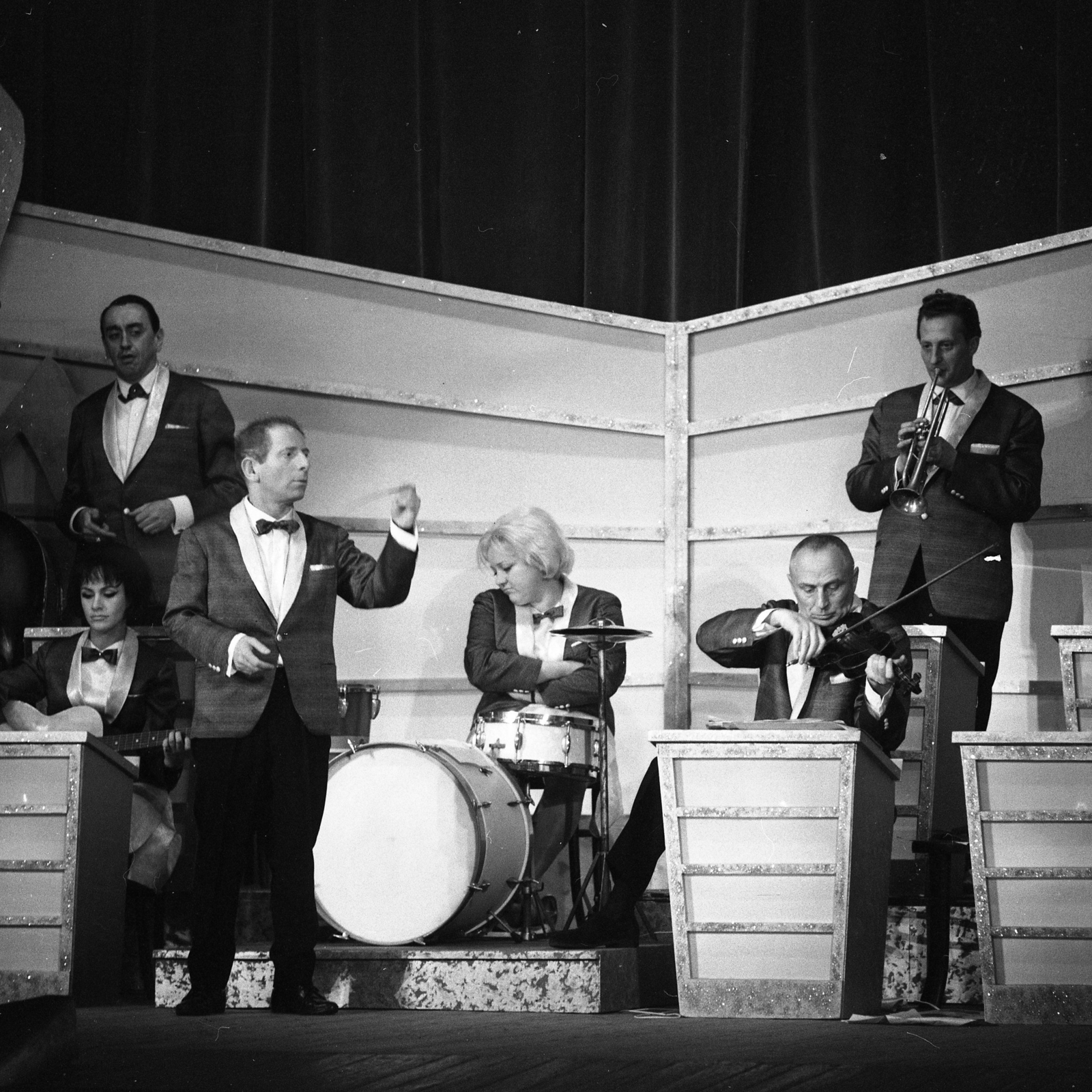 Hungary, Budapest VI., Révay utca 18., Vidám Színpad, a Nehéz a választás című kabaré szereplői: Vass Mari, Kíbédy Ervin, Kabos László, Csala Zsuzsa, Alfonzó (Markos József), Forgács László színművészek., 1965, Kotnyek Antal, Budapest, musical instrument, stage, actor, cabaret, Fortepan #173965