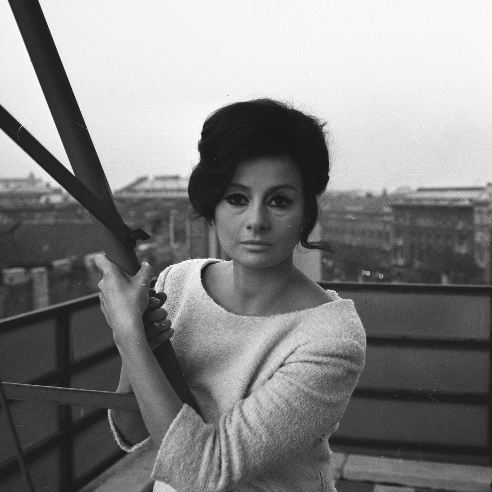 Magyarország, Budapest V.,Budapest VI., a József Attila utca 22. számú ház VII. emeleti erkélyéről az Andrássy út (Népköztársaság útja) - Bajcsy-Zsilinszky út kereszteződése felé nézve. Váradi Hédi színművésznő., 1965, Kotnyek Antal, Budapest, Fortepan #173966