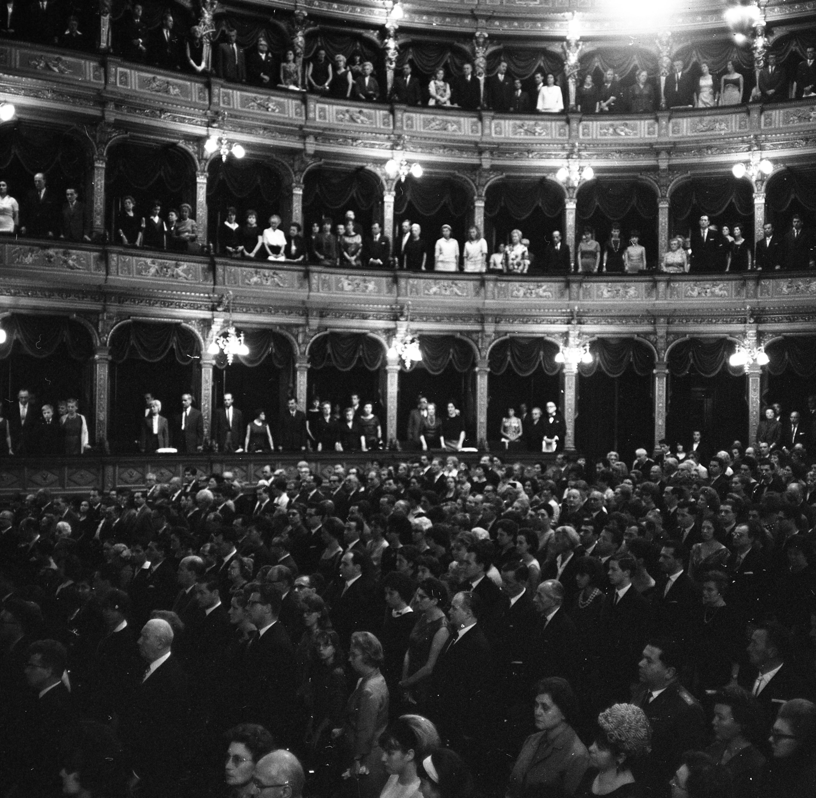 Magyarország, Budapest VI., Andrássy út (Népköztársaság útja), Magyar Állami Operaház, az évadnyitó előadás közönsége a Himnuszt hallgatja. A felvétel 1965. szeptember 16-án készült., 1965, Kotnyek Antal, közönség, nézőtér, Budapest, Fortepan #173972