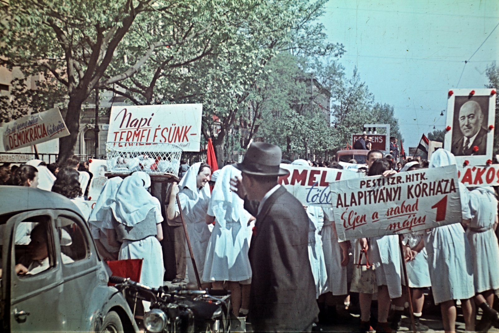 Magyarország, Budapest XIII., Váci út, a Pesti Izraelita Hitközség Alapítványi Kórházának dolgozói a május 1-i felvonuláson az Ipoly utca közelében., 1946, Aszódi Zoltán, színes, Budapest, tömeg, transzparens, Rákosi Mátyás-ábrázolás, Fortepan #173980