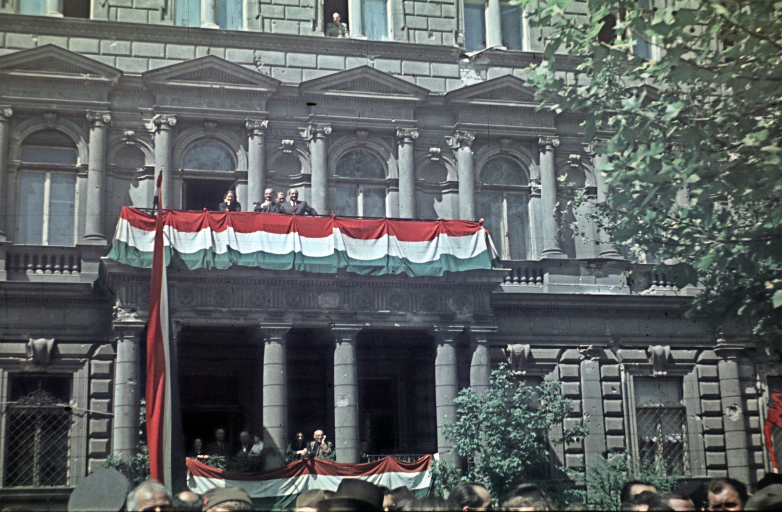 Hungary, Budapest VI., Andrássy út 96. (ekkor a köztársasági elnök palotája), az erkélyről Tildy Zoltán köszönti a május 1-i felvonulókat., 1946, Aszódi Zoltán, colorful, Budapest, national emblem, Fortepan #173984