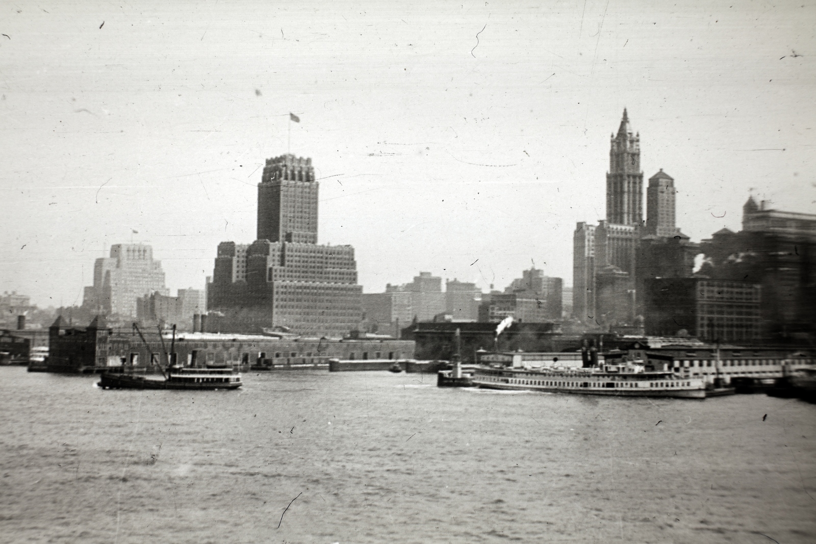 Amerikai Egyesült Államok, New York, Hudson folyó, szemben a Manhattan sziget. Előtérben a New York Telephone Company épülete, háttérben a Woolworth Building látható., 1929, Aszódi Zoltán, felhőkarcoló, Fortepan #173989