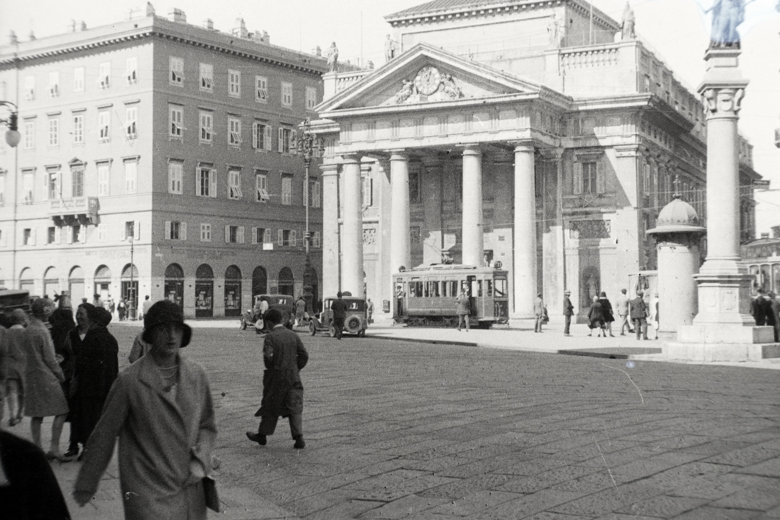 Italy, Trieste, Piazza della Borsa, jobbra a Tözsdepalota (Palazzo della Borsa)., 1929, Aszódi Zoltán, colonnade, pediment, Fortepan #174000