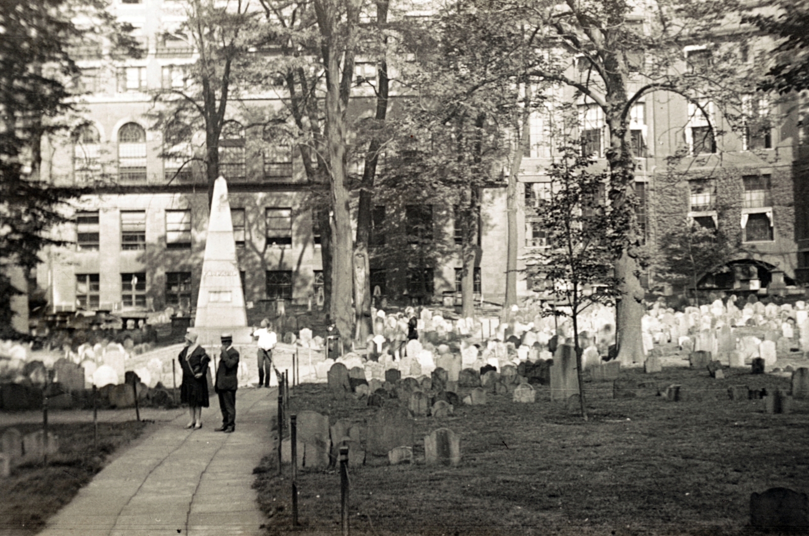 Amerikai Egyesült Államok, Massachusetts állam, Boston, Tremont Street, Granary Burying Ground temető. Az obeliszk alatt Benjamin Franklin családjának a sírja van, de maga Franklin Philadelphiában van eltemetve., 1929, Aszódi Zoltán, temető, zsidóság, Fortepan #174040