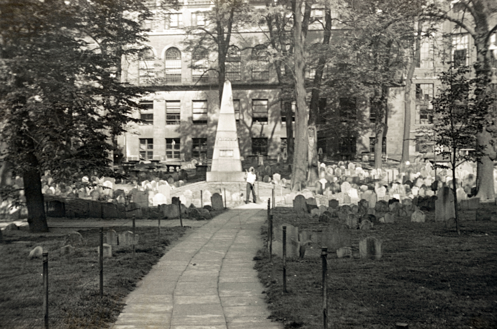 USA, Boston, Tremont Street, Granary Burying Ground temető. Az obeliszk alatt Benjamin Franklin családjának a sírja van, de maga Franklin Philadelphiában van eltemetve., 1929, Aszódi Zoltán, Fortepan #174041