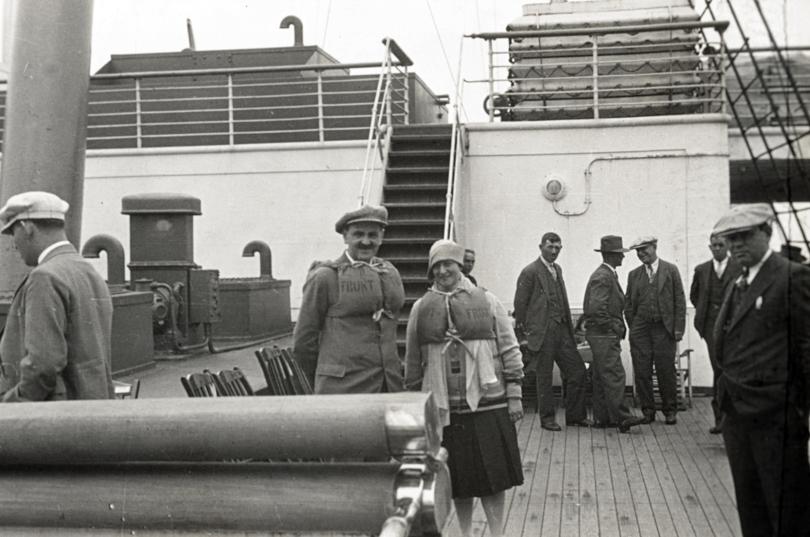 a felvétel az RMS Aquitania óceánjáró hajó fedélzetén készült az Atlanti-óceánon, Liverpool és az Amerikai Egyesült Államok között., 1929, Aszódi Zoltán, life jacket, Fortepan #174043