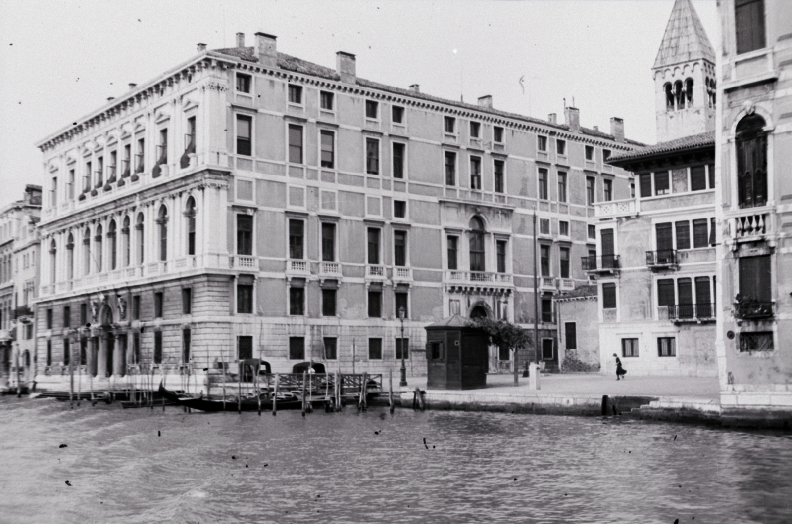 Italy, Venice, Canal Grande, szemben a Palazzo Grassi, jobbra a Chiesa di San Samuele tornya látható., 1932, Aszódi Zoltán, shore, Fortepan #174054