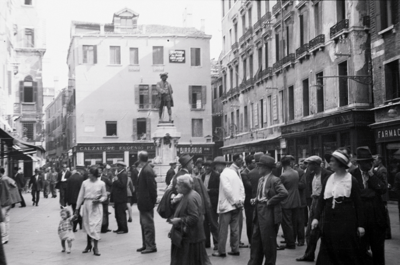 Italy, Venice, Campo San Bortolomio, szemben Carlo Goldoni szobra (Antonio Dal Zotto, 1883.)., 1932, Aszódi Zoltán, sculpture, Fortepan #174056
