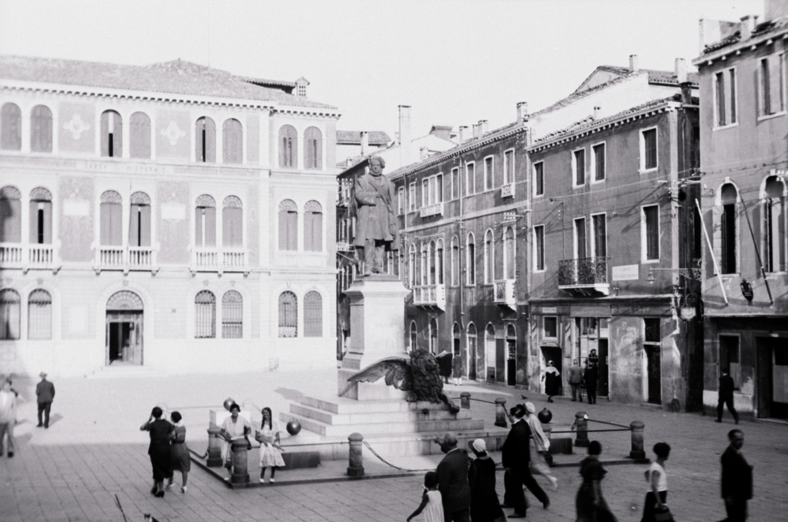 Italy, Venice, Campo Manin, szemben Daniele Manin szobra (Luigi Borro, 1875)., 1932, Aszódi Zoltán, sculpture, Fortepan #174064