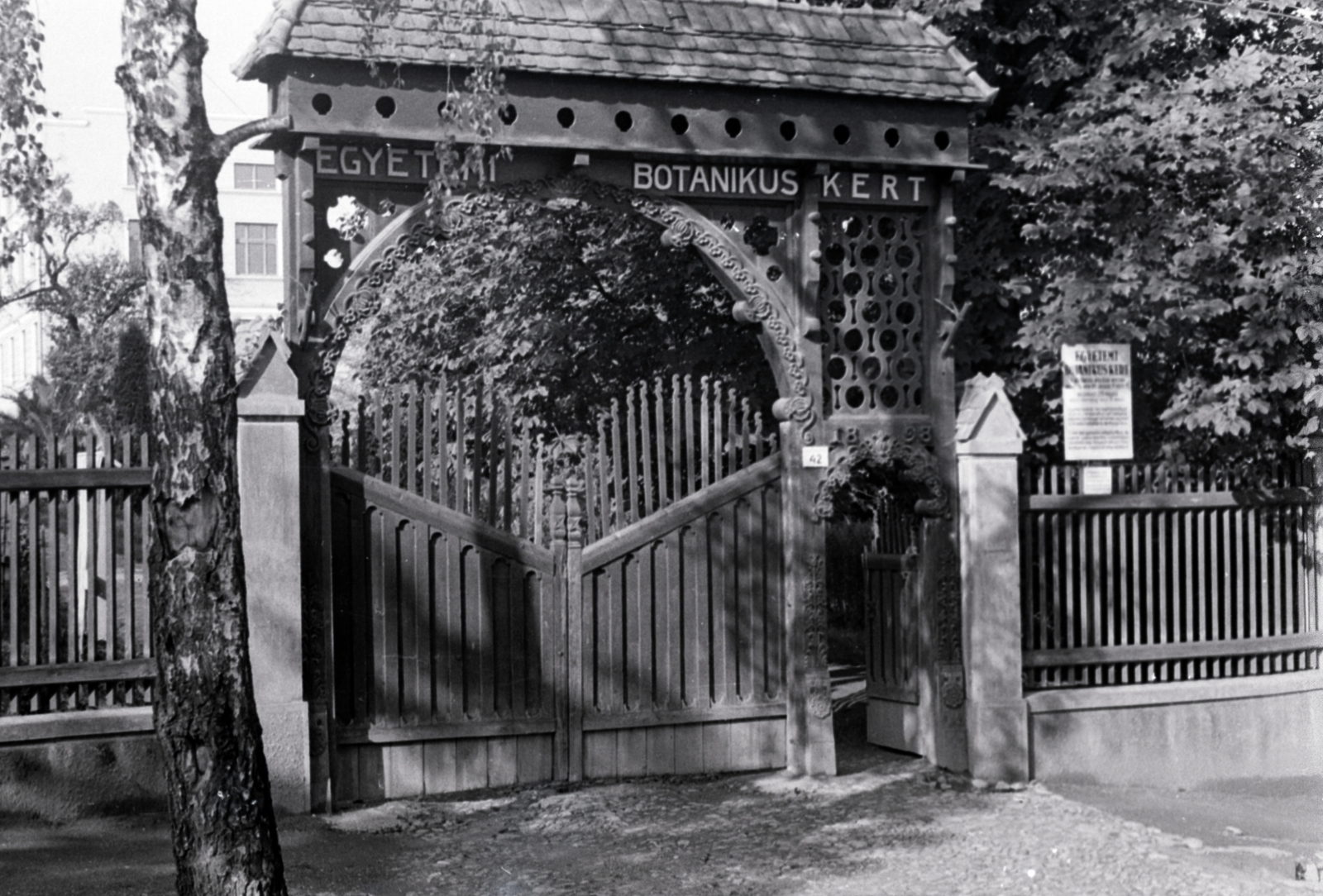 Romania,Transylvania, Cluj-Napoca, Füvészkert., 1941, Aszódi Zoltán, sekler gate, Fortepan #174068