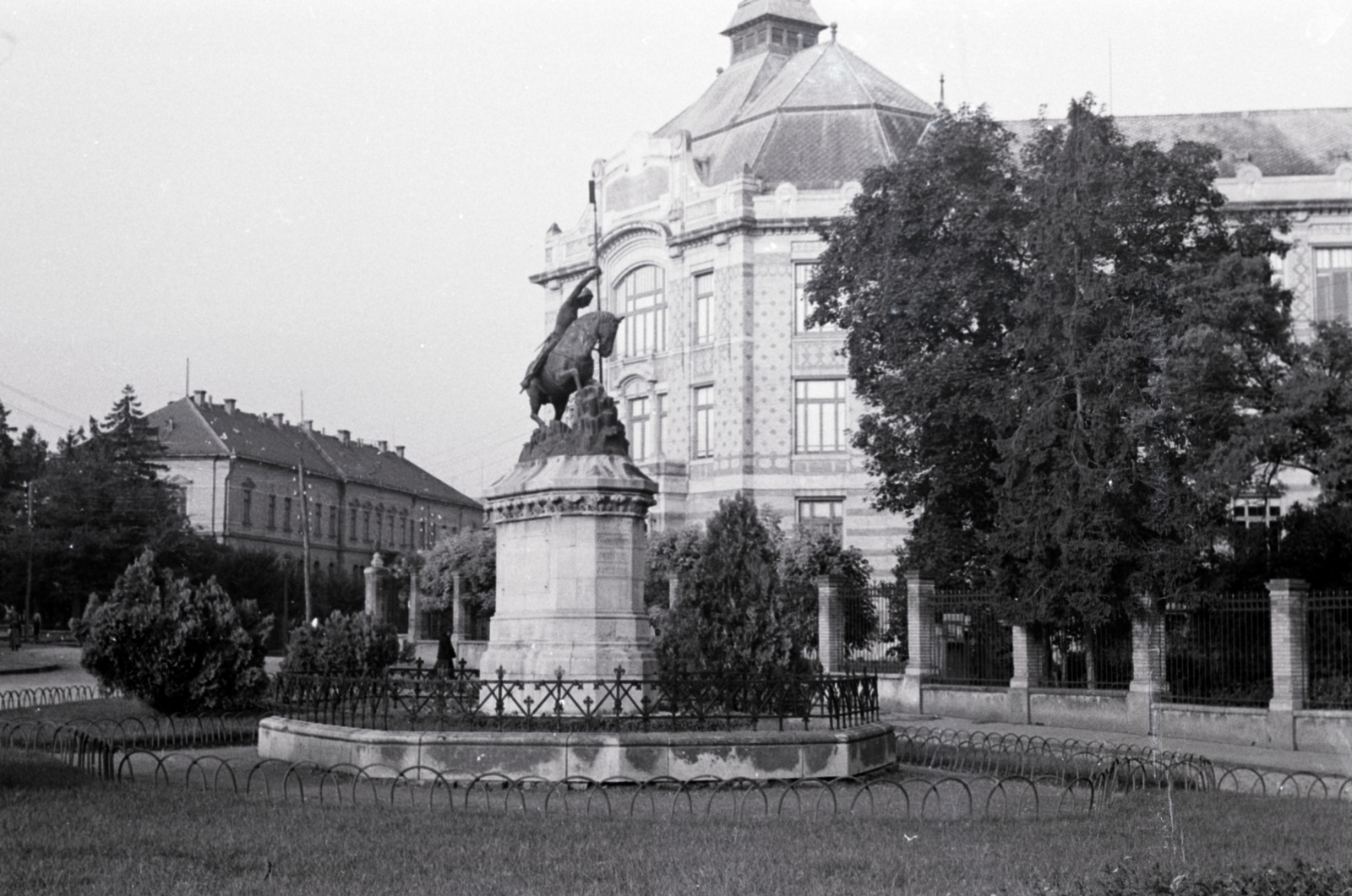 Romania,Transylvania, Cluj-Napoca, Piata Lucian Blaga (ekkor Béke tér), a Kolozsvári-fivérek prágai Sárkányölő Szent György szobrának másolata., 1941, Aszódi Zoltán, horse sculpture, Fortepan #174070