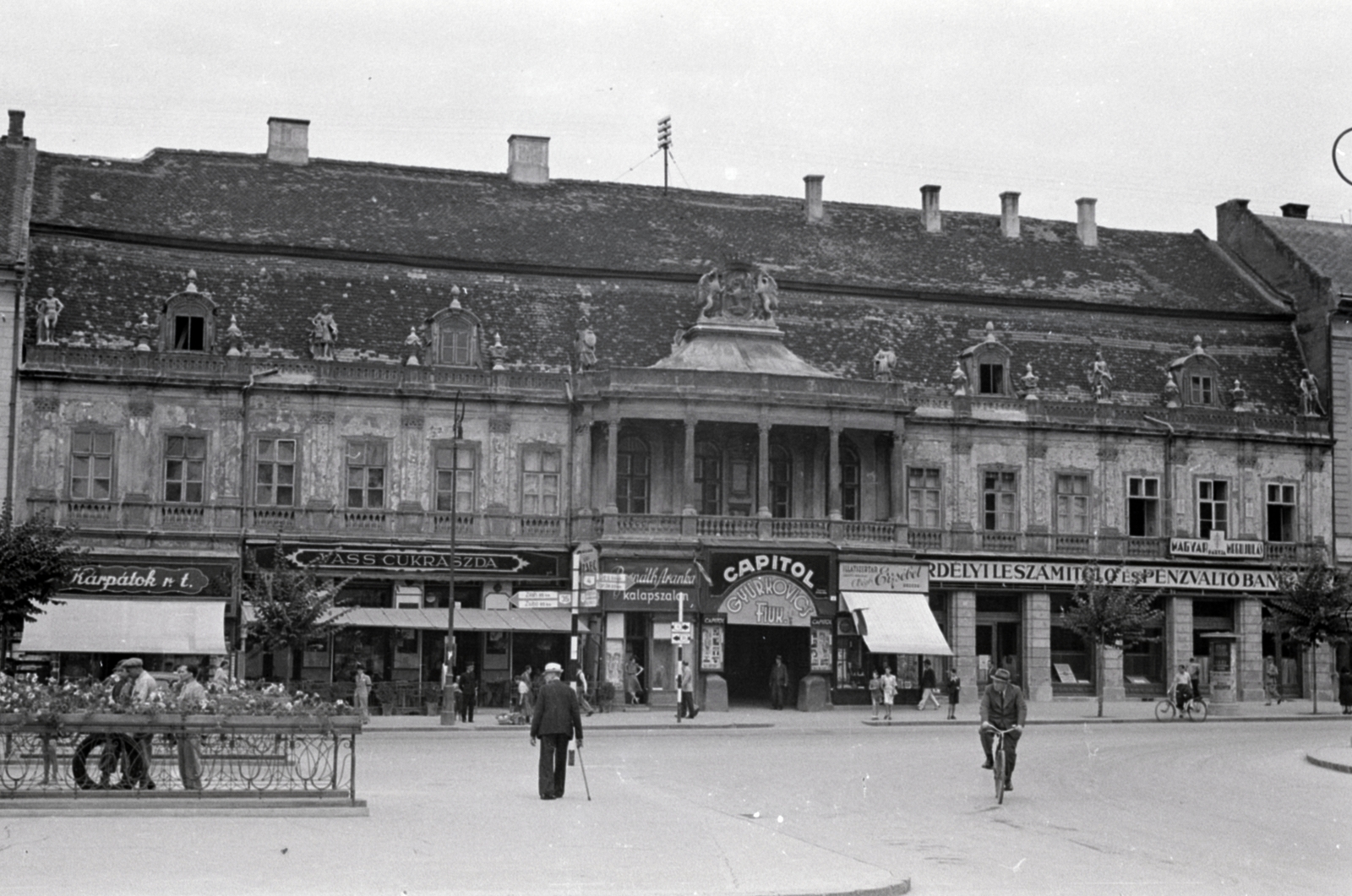 Romania,Transylvania, Cluj-Napoca, Fő tér, Bánffy palota., 1941, Aszódi Zoltán, bicycle, hat shop, pastry shop, Fortepan #174074