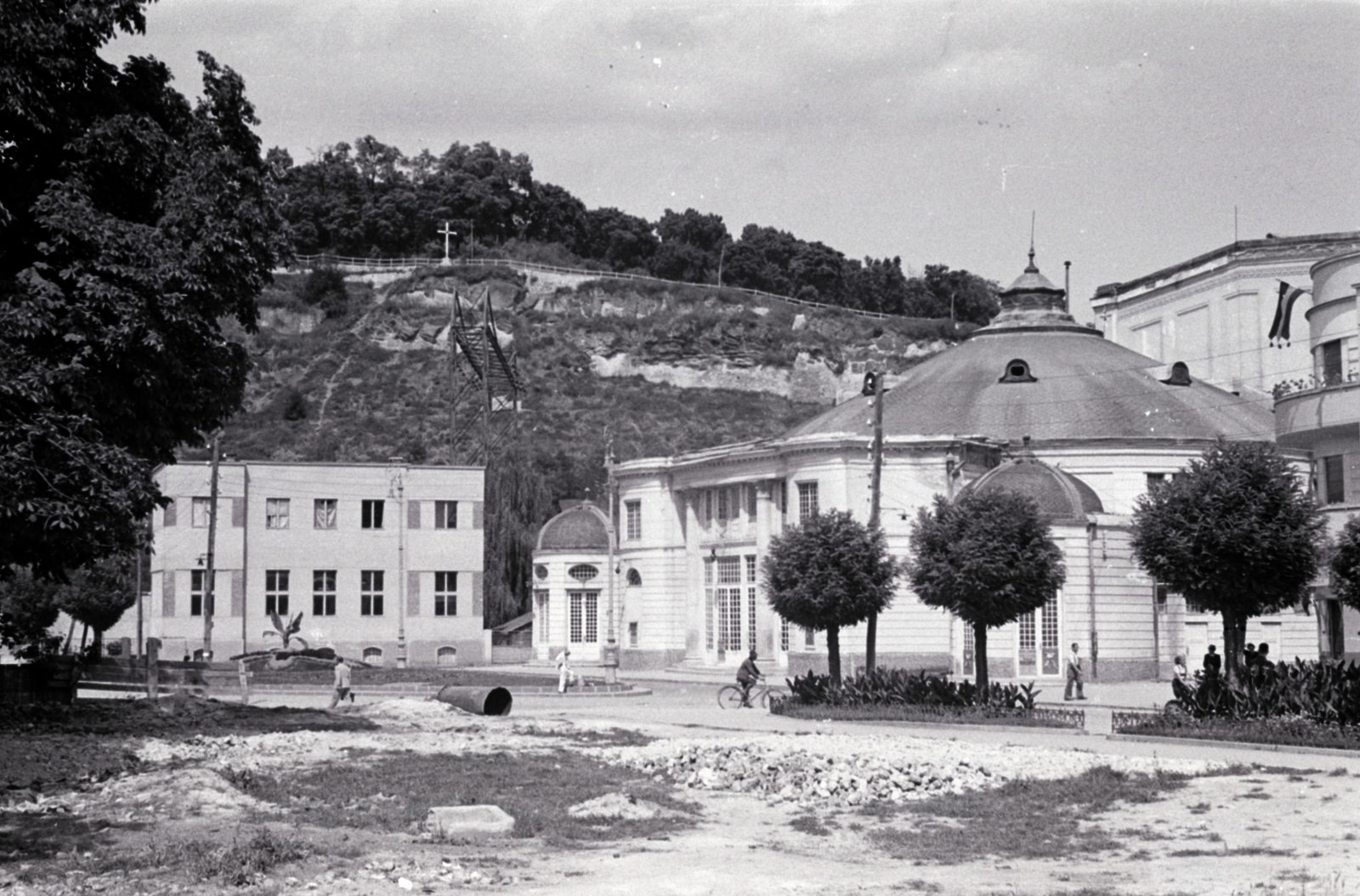 Románia,Erdély, Kolozsvár, Bartha Miklós utca (Sétatér utca, Strada Emil Isac), jobbra a Nyári Színház (később Állami Magyar Színház)., 1941, Aszódi Zoltán, Fortepan #174077