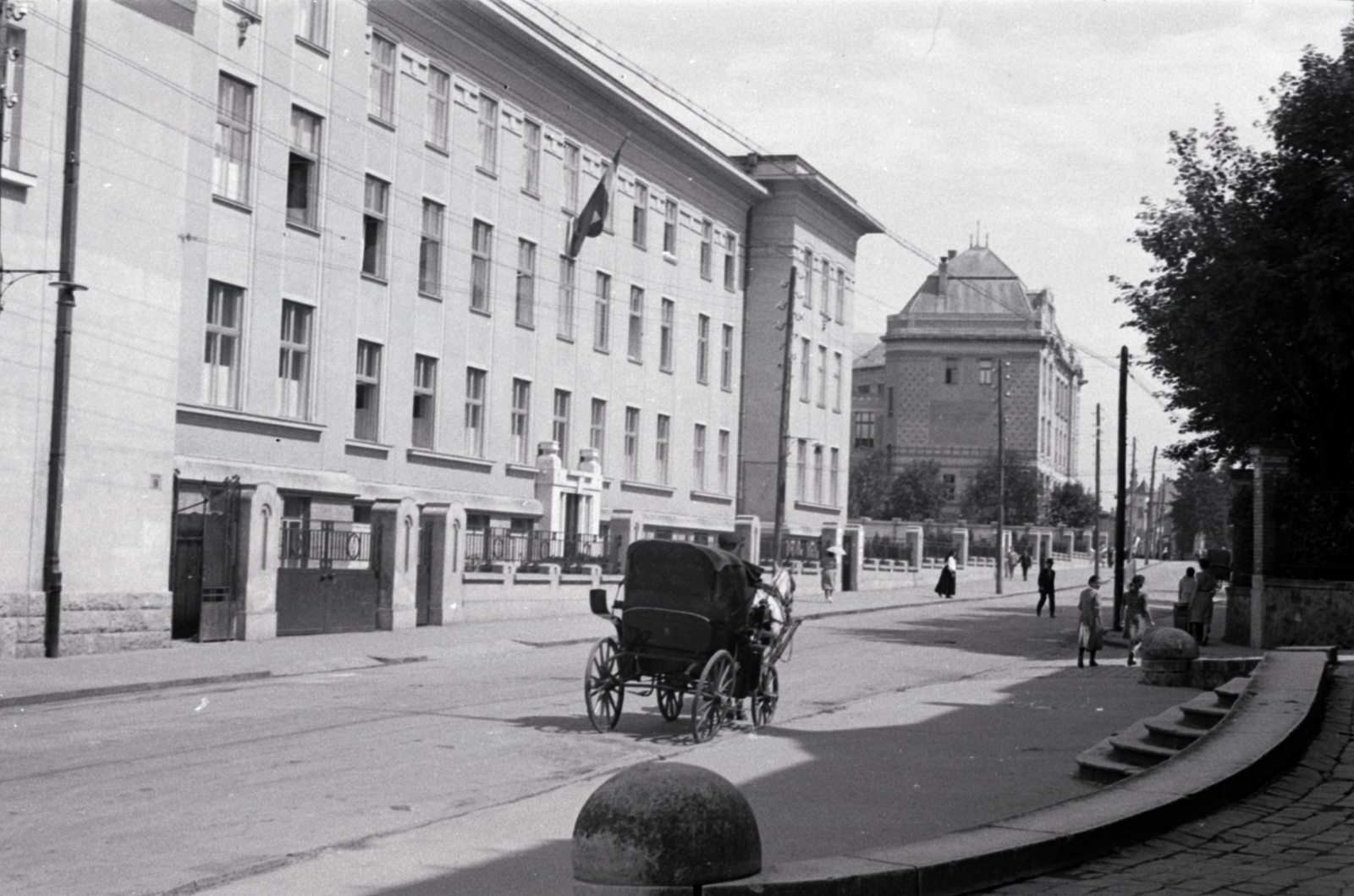 Romania,Transylvania, Cluj-Napoca, Mikó utca (strada Clinicilor) a Béke tér (Piata Lucian Blaga) felé nézve, szemben az orvosegyetem egyik épülete., 1941, Aszódi Zoltán, Horse-drawn carriage, Fortepan #174079