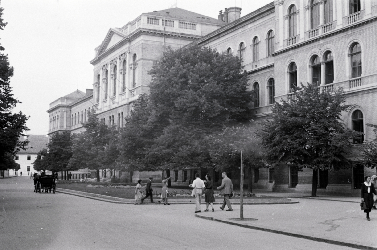 Romania,Transylvania, Cluj-Napoca, Farkas utca, Ferenc József (később Babes-Bólyai) Tudományegyetem., 1941, Aszódi Zoltán, Fortepan #174083