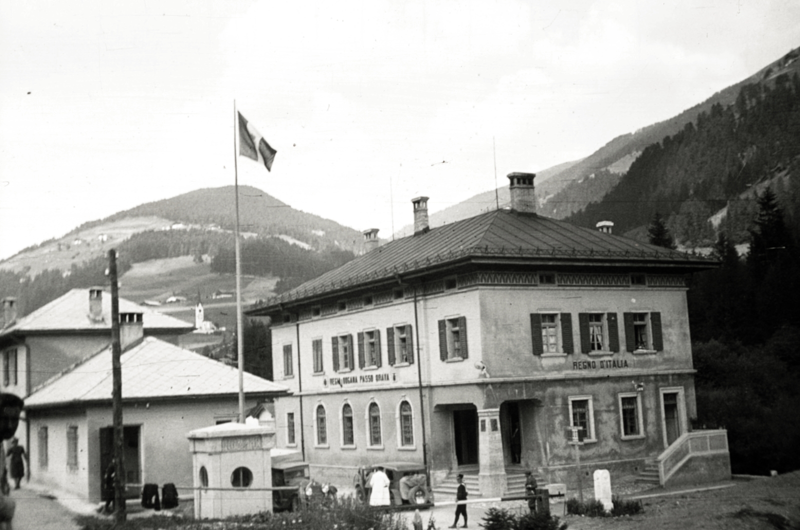 Olaszország, Prato alla Drava, határátkelő., 1935, Aszódi Zoltán, zászlótartó, országhatár, Fortepan #174099