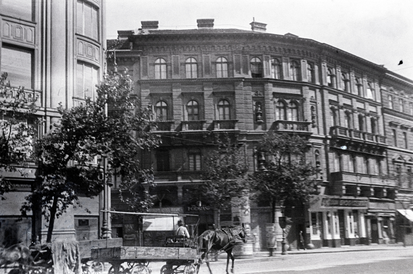 Magyarország, Budapest VI., Bajcsy-Zsilinszky (Vilmos császár) út, szemben a Dessewffy utca torkolata., 1939, Aszódi Zoltán, Budapest, lovaskocsi, Fortepan #174105