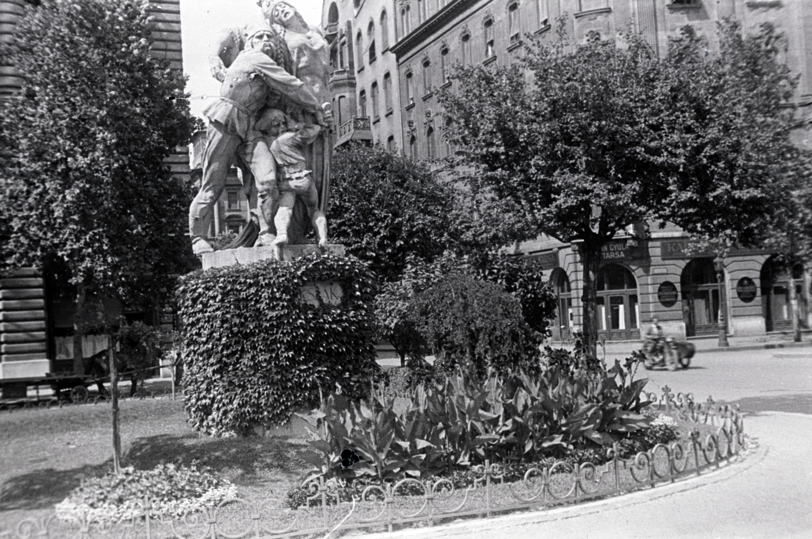 Magyarország, Budapest V., Szabadság tér, Irredenta szoborcsoport »Észak« (Kisfaludi Strobl Zsigmond, 1921.)., 1939, Aszódi Zoltán, irredenta emlékmű, Budapest, Fortepan #174107