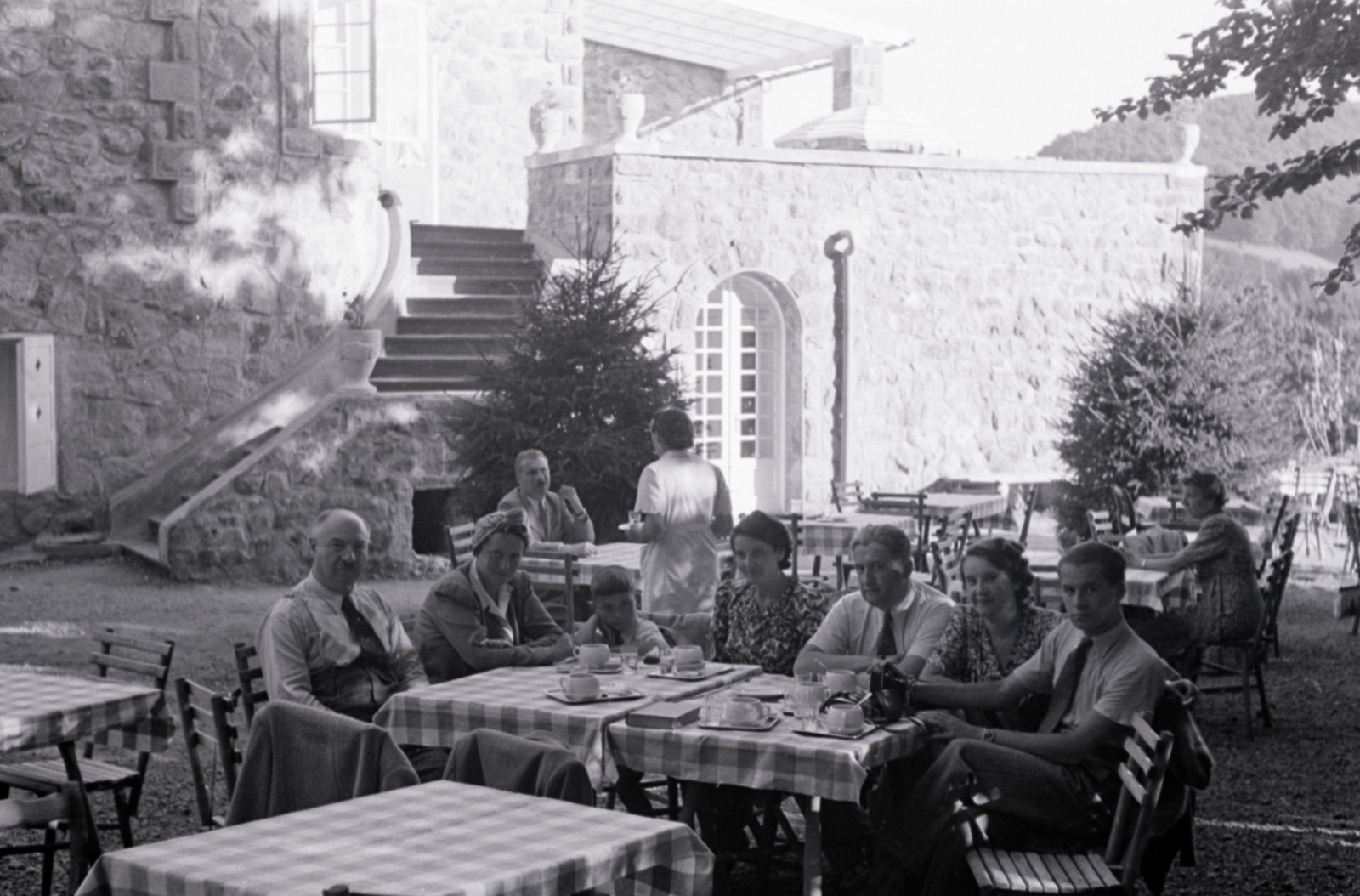 Románia,Erdély, Szováta, Szovátafürdő, Tivoli hotel., 1941, Aszódi Zoltán, asztaltársaság, asztalterítő, asztal, Fortepan #174130